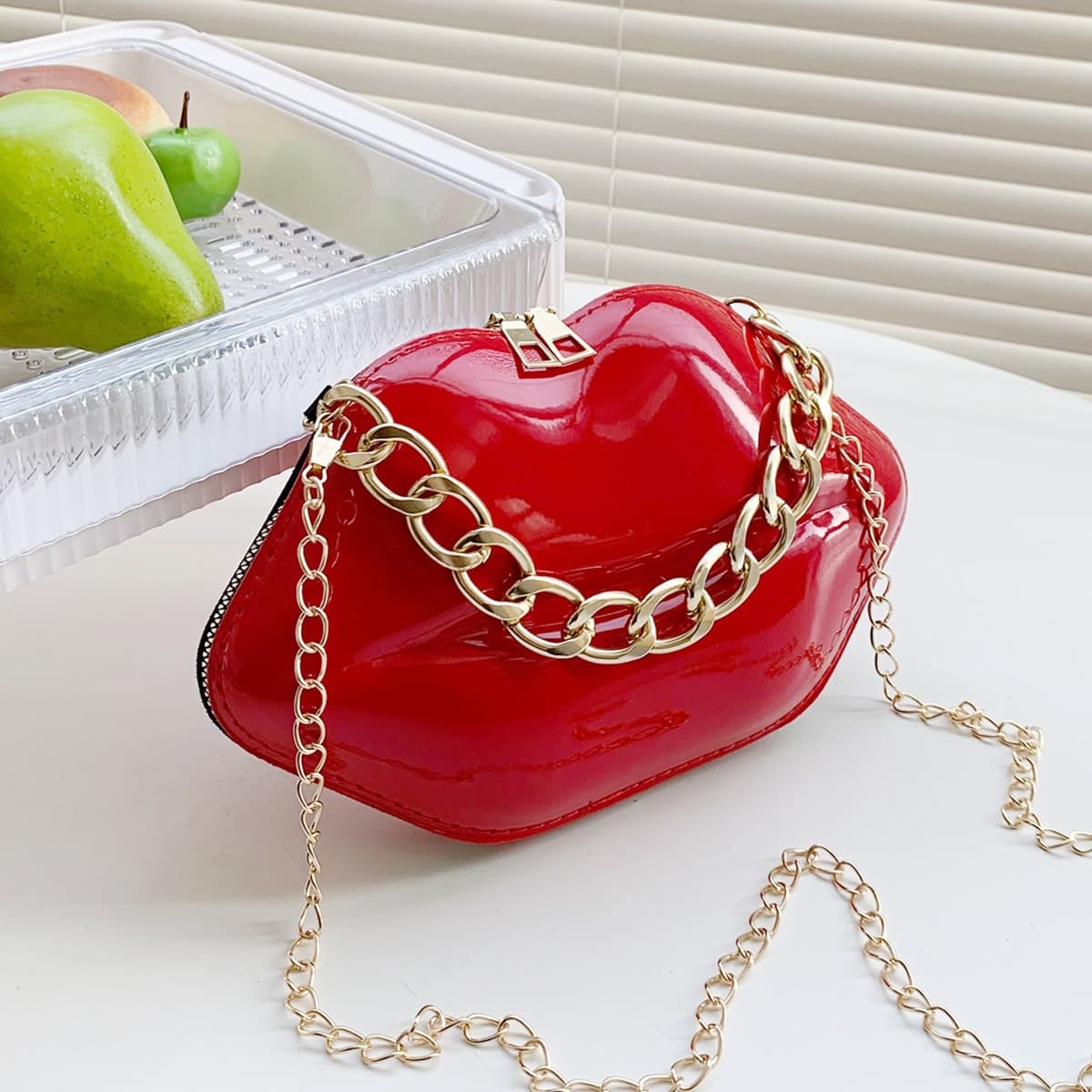 Soldes du Black Friday Sac Ã main en forme de lÃ¨vre verni Ã la mode avec sangle en chaÃ®ne